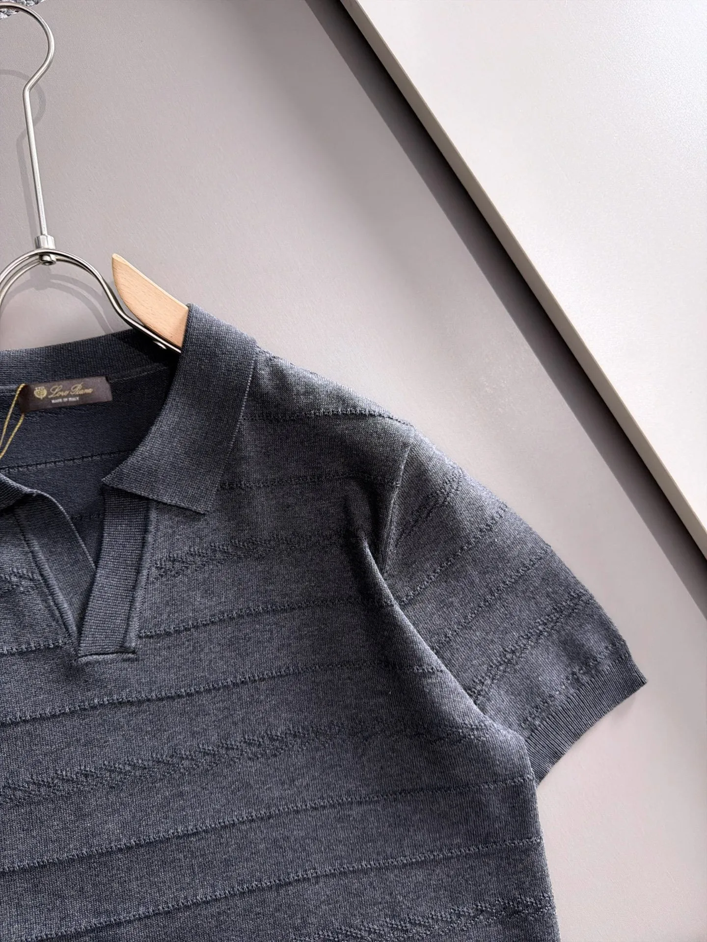 LP high quality Loro Piana 26ss New Arrival men's short-sleeved T-shirt. Made of combed cotton yarn knitted cotton fabric, no pressure when entering and exiting the counter. Exclusive control of raw materials. It feels substantial when weighed, and the upper body is more textured than ordinary T-shirts. This texture can handle the weather easily and is suitable for both hot and cold! Loose fit design, looks noble. The only correct version is available Size: M to 3XL